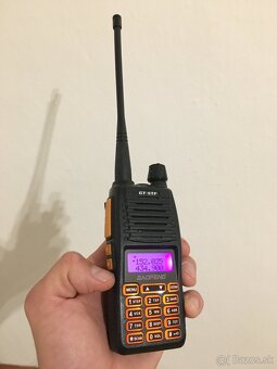 Predám výkonnú 3,5W UHF 2-pás. vysielaciu stanicu Baofeng - 2