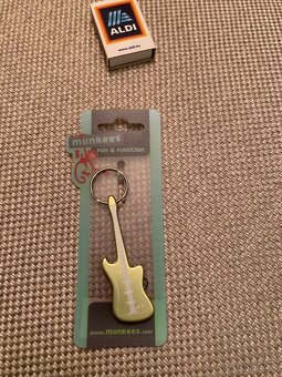 Predám PRE GITARISTOV milý darček-otvárak a prívesok GITARA - 2