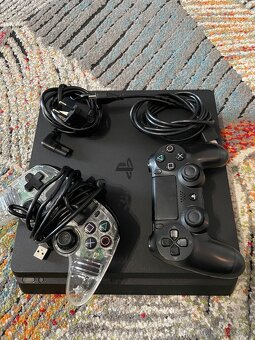 PS4- 500GB + 2 ovladače - 2