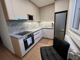 Krásny slnečný 2 izbový novozrekonštruovaný byt - 2