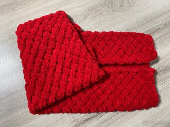 Háčkovaná červená deka z jemnej eco vlny - 2