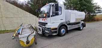 Šofér cisterny s metlou - 2