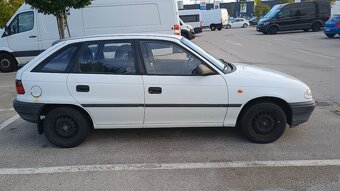 Predám Opel Astra Classic 1.6 s takmer novými pneumatikami - 2