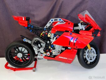 LEGO Technic Ducati Panigale V4 R (42107) - 2