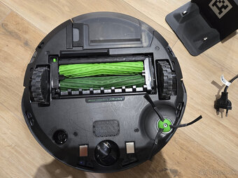 predam roboticky vysavac Roomba J7 - 2