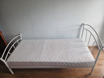 Napredaj biela kovová postel - 2