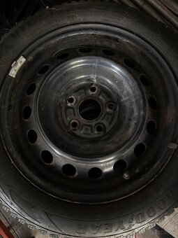 4 zimné pneu GOODYEAR obuté na oceľových diskoch - 2