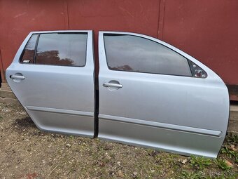 Predám dvere na Škoda Octavia II 2 kód farby 9156 pravé - 2