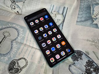 Predám Motorolu Edge 20 5G 128GB - 2