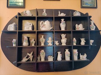 Predám poličku s keramikou a obrázkami - 2