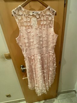 Ruzove kvietkovane saty - velkost 42 - 2