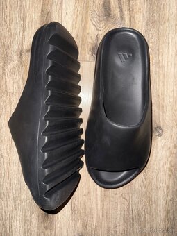 Yeezy slides - 2