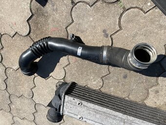 BMW E90 E91 E92 E93 320d 325d 330d 335d Intercooler hadica - 2
