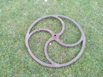 Studňa koleso stôl starožitnosti mam 3kusi cca 1m - 2