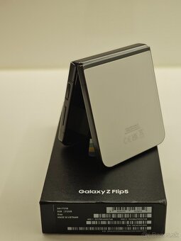 Samsung Galaxy Z Flip5 - 2