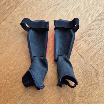 Chranice na futbal Nike Charge, vel. 7r. - 2