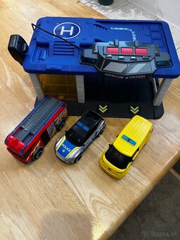 Stanica s autami a vysielačkou - 2