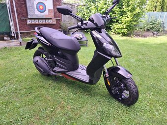 Predám skuter apriilia 125 sportcity - 2