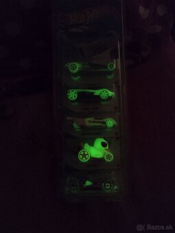 Hot wheels autá svietiace v tme - 2
