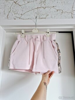 NOVE Guess sortky, kratase S - M - 2