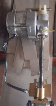 Elektromotor  z prevodovkou - 2