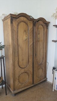 Starožitná drevená skriňa - 2