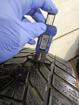 Zimné Pneu Hankook 235/45 R20 - 2