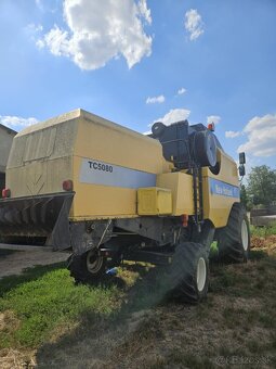 Obilny kombajn New Holland - 2