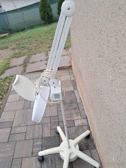 Stojanová lampa s lupou - 2