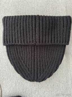 Čierna čiapka značky UGGs - 2