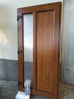 Kvalitne vchodove dvere - plastove - 2