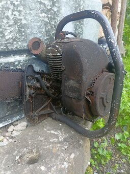 Stará motorová píla - 2