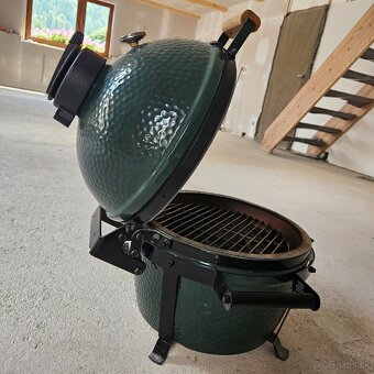 Big Green Egg MiniMax plus udiareň a kopec príslušenstva... - 2