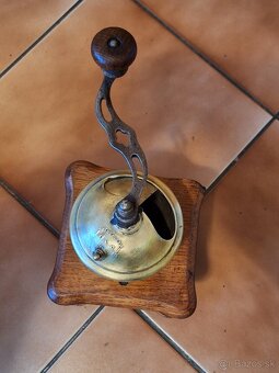 Starý mlynček na kávu Ideal - 2