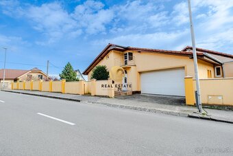 Na PREDAJ Dvojgeneračný RD Nitra - Hornozoborská na 909m2 po - 2