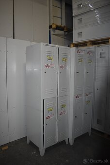 4-dverová šatníková skriňa s krátkymi dverami, s nožičkami - 2