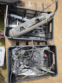 Predám náhradné diely na Peugeot Satelis 125 - 2