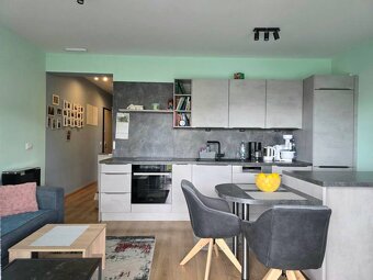 CHORVÁTSKO - 3 izbový apartmán v novostavbe 140 m od mora- V - 2