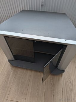 Predam podstavec pod televizor. - 2