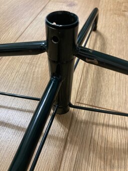 Stojan na umelý stromček. - 2