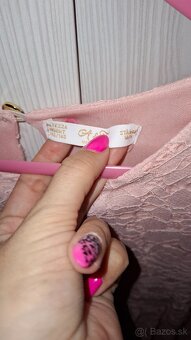 Čipkované broskyňové dievčenské šaty - 2