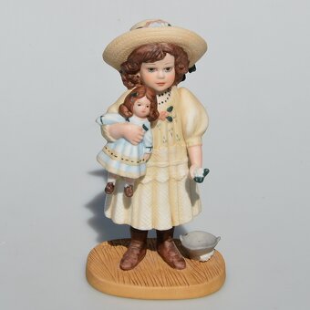 2 roztomilé porcelánové sošky z r 1982- Dievčatká s bábikami - 2