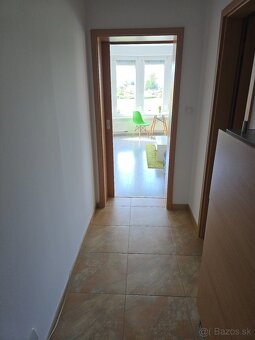 Moderný 2-izbový byt s vlastným parkovaním a zelenými pl - 2