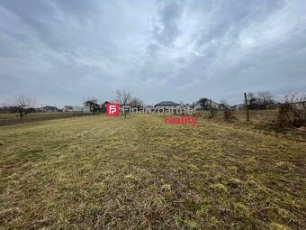 916m2 pozemok "Holčíkovce" na okamžitú výstavbu v starej č - 2
