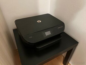 HP Deskjet Ink Advantage 5575 + stôl z Ikea - 2