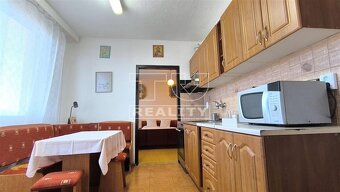 Na predaj veľký 4-izbový byt s balkónom a garážou –... - 2