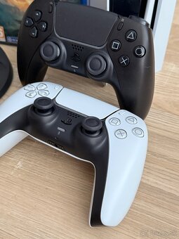PS5 + 2x ovládač + stojan + Elden Ring – TOP STAV - 2