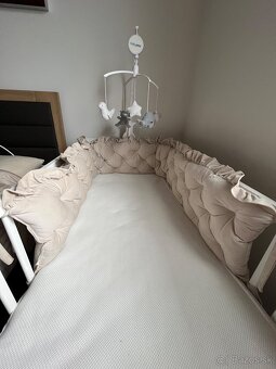 Detská postieľka s matracom, mantinelom a kolotočom + bonus - 2