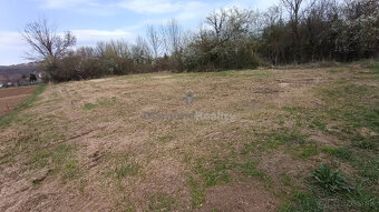 top cenaNa predaj stavebný pozemok v malebnej obci Hosťová - 2