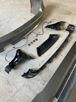 BMW E61 zadný nárazník komplet, prahy, podprahové lišty - 2